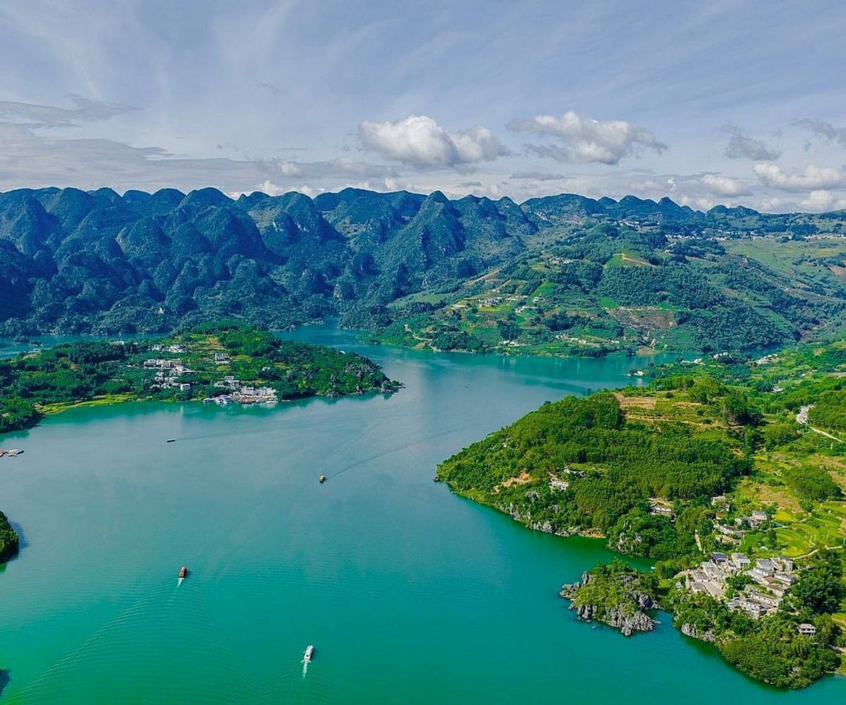 Vista del lago de montaña
